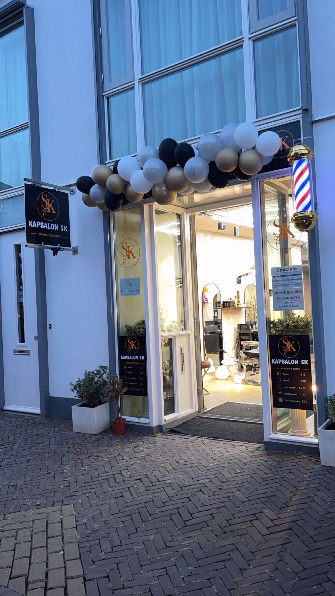 De voorgevel op de openingsdag, met ballonnen boven de deur