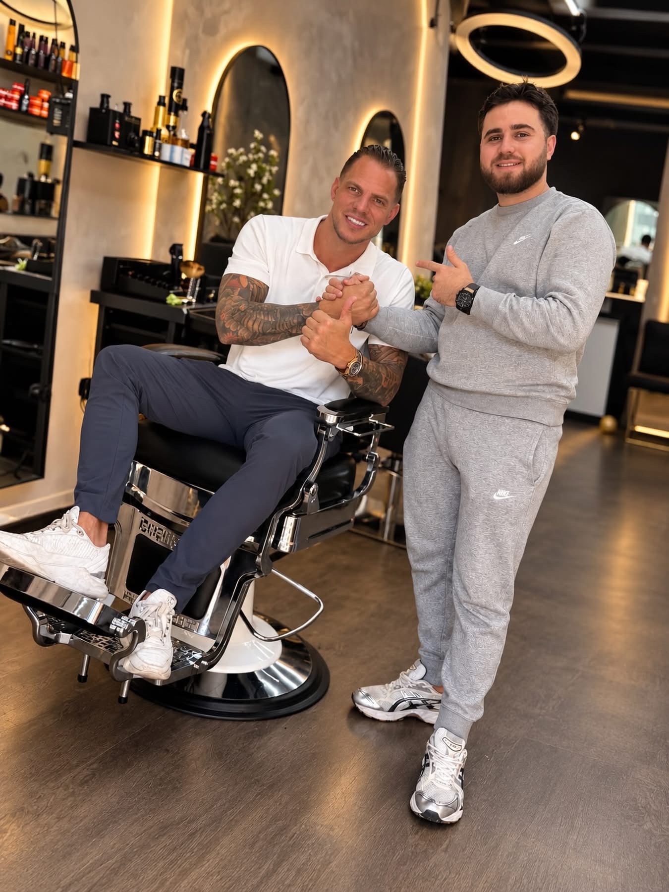 Twee mannen bij een kappersstoel in de salon
